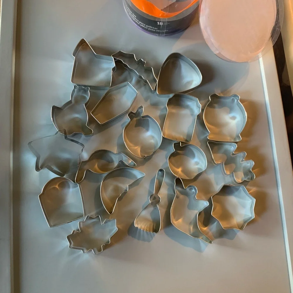 Wilton Halloween Fall Cookie Cutter Set 18 Like New Holiday Shapes